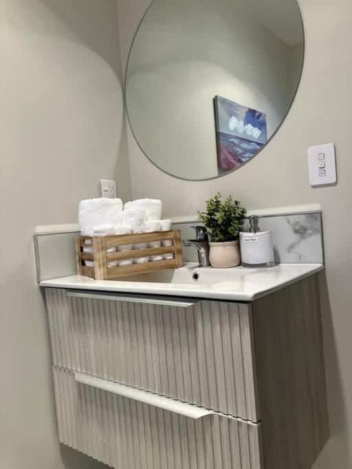 2-Bedroom Ensuite, Close To City, Comfortable, Accessible With Own Parking Christchurch Exterior foto